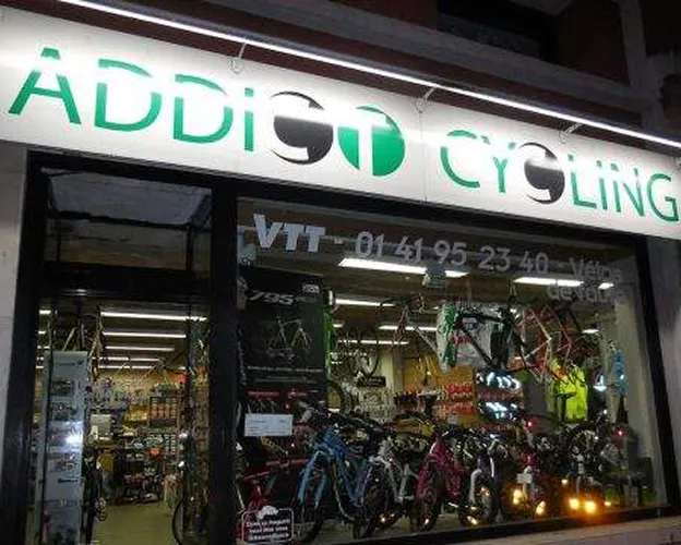 Devanture de magasin Addict Cycling avec vélos exposés en vitrine à Nogent-sur-Marne dans le Val-de-Marne près de Montreuil
