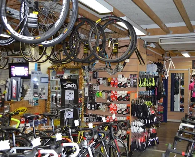 Intérieur d'un magasin de vélos avec des roues suspendues et des accessoires à Nogent-sur-Marne dans le Val-de-Marne près de Montreuil 