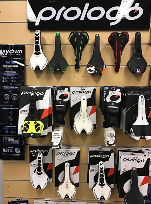 Présentoir de selles de vélo Prologo, avec des modèles variés et des emballages à Nogent-sur-Marne dans le Val-de-Marne près de Montreuil