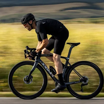Cycliste en tenue noire sur un vélo de course gris, en mouvement sur une route à Nogent-Sur-Marne dans le Val-de-Marne près de Montreuil 