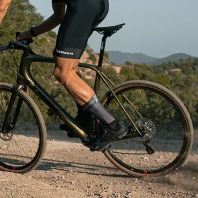 Cycliste sur un vélo de gravel bronze sur un chemin de terre, paysage vallonné à Nogent-Sur-Marne dans le Val-de-Marne près de Montreuil 