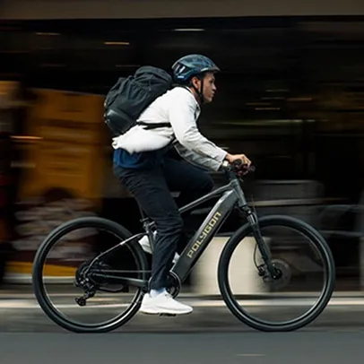 Cycliste en casque et sac à dos, sur un vélo Polygon gris, en mouvement à Nogent-Sur-Marne dans le Val-de-Marne près de Montreuil 