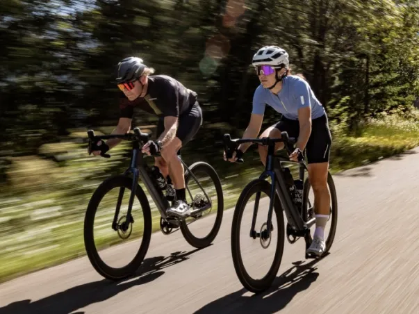 Deux cyclistes en tenue sportive sur des vélos de route, en plein air à Nogent-sur-Marne dans le Val-de-Marne près de Montreuil