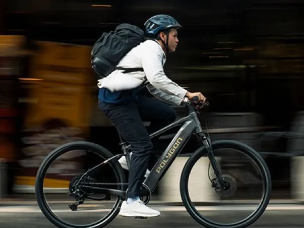 Homme en chemise blanche et sac à dos noir fait du vélo de marque POLYGON à Nogent-sur-Marne dans le Val-de-Marne près de Montreuil 