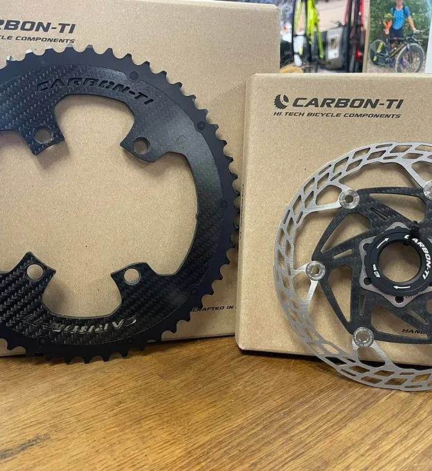 Plateau de vélo et disque de frein Carbon-Ti sur des boîtes en carton à Nogent-sur-Marne dans le Val-de-Marne près de Montreuil 