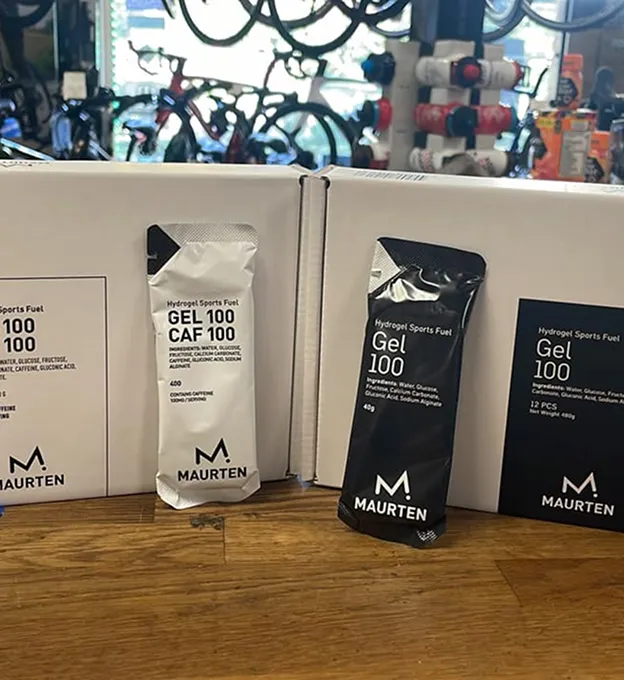 Deux boîtes de gels énergétiques Maurten, une blanche avec caféine et une noire à Nogent-sur-Marne dans le Val-de-Marne près de Montreuil 