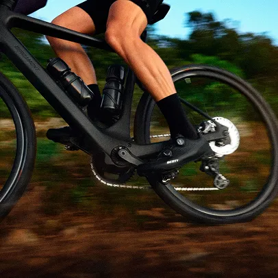 Cycliste sur un vélo de route noir avec deux bidons, en mouvement à Nogent-sur-Marne dans le Val-de-Marne près de Montreuil 